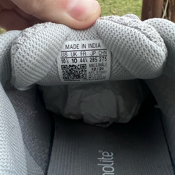 Adidas Yeezy 700 V2 Static - Picture 7 of 8